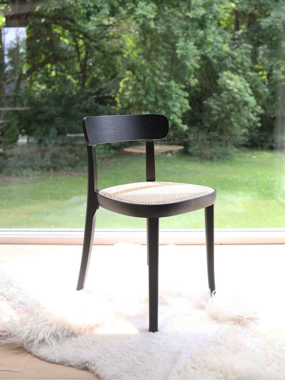 Ontdek Camille! Met een charmant rotan zitvlak en een prachtig houten frame brengt deze stoel een harmonieuze sfeer in elke ruimte. De Camille Chair straalt elegantie uit en voegt een vleugje zachtheid toe aan je interieur.