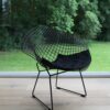 Gem is een loungestoel die zowel esthetisch als sculpturaal is, met een luchtige constructie door het gebruik van een metalen frame. Deze stoel trekt direct de aandacht in elke ruimte en biedt zowel flexibiliteit als comfort.