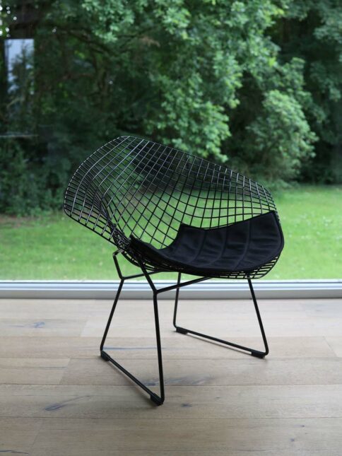 Gem is een loungestoel die zowel esthetisch als sculpturaal is, met een luchtige constructie door het gebruik van een metalen frame. Deze stoel trekt direct de aandacht in elke ruimte en biedt zowel flexibiliteit als comfort.