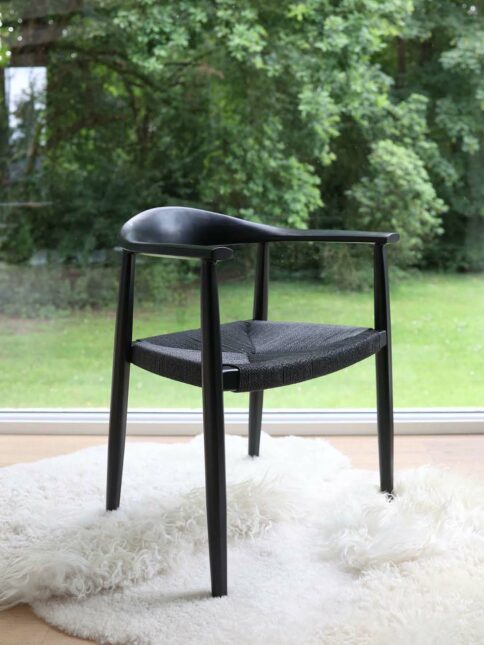 Ontdek de stijlvolle en robuuste Milo stoel! Gemaakt van hoogwaardig beukenhout, met een elegant gevlochten koordzitvlak en stoere armleuningen, voegt deze stoel een vleugje klasse en comfort toe aan elke ruimte.