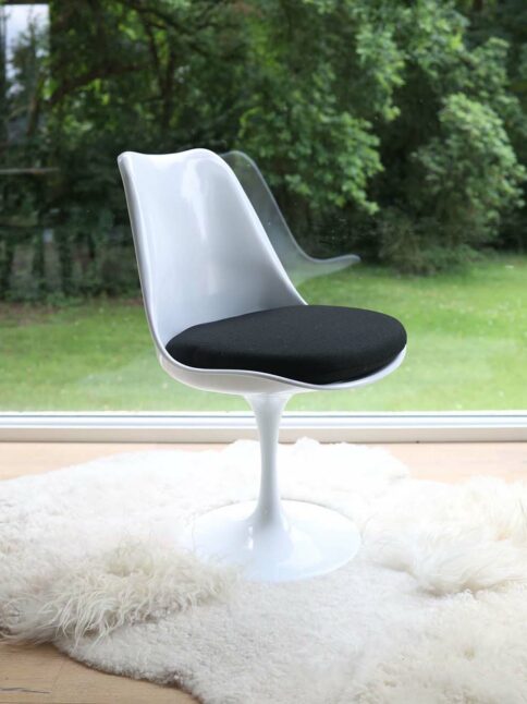 De Poppy stoel is een eigentijds meubelstuk met een opvallend ontwerp. Het heeft een speelse uitstraling met zijn vloeiende lijnen en organische vormen. De stoel staat bekend om zijn comfort en functionaliteit, terwijl het ook een statement maakt in elk interieur.