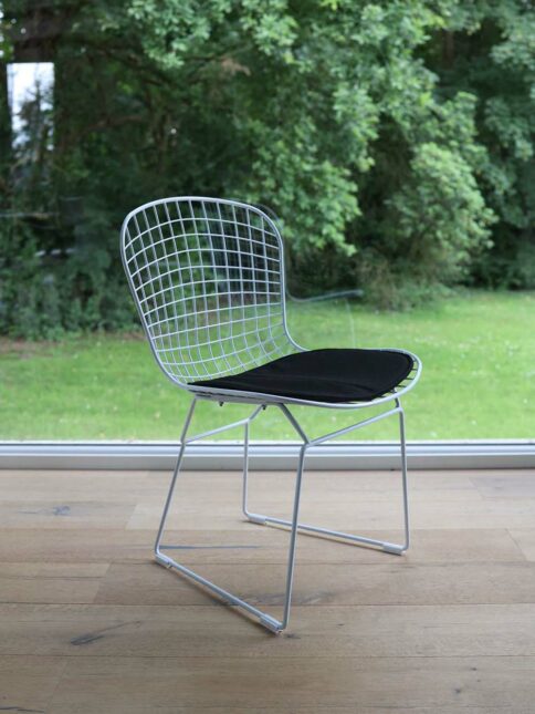 Harper een stoel die zowel esthetisch als sculpturaal is, met een luchtige constructie door het gebruik van een metalen frame. Deze stoel trekt direct de aandacht in elke ruimte en biedt zowel flexibiliteit als comfort.