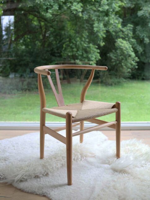 Maak kennis met Ivy! Met haar tijdloze design en veelzijdigheid is deze stoel perfect geschikt voor verschillende interieurstijlen. Ivy heeft een stevig beukenhouten frame en een comfortabele zitting van gevlochten touw. Dit vlechtwerk biedt niet alleen stabiliteit, maar ook flexibiliteit. Ontdek de perfecte combinatie van stijl en functionaliteit met Ivy!