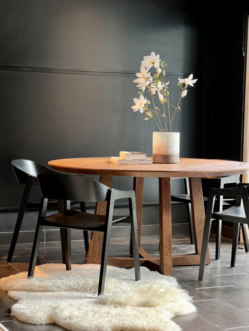 Ontdek de schoonheid van eenvoud met onze ronde "Nox" tafel, gekenmerkt door een fraaie essenhout fineer blad met een diameter van 150cm en een bijpassend gekruist onderstel.