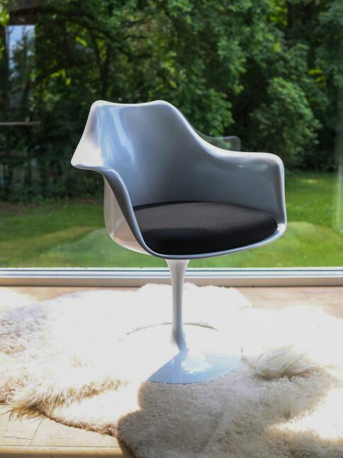 De Popped stoel is een evolutie van de Poppy stoel, nu uitgerust met armleuningen voor extra comfort en functionaliteit. Met zijn speelse ontwerp, vloeiende lijnen en organische vormen blijft de Popped stoel een opvallend en eigentijds meubelstuk. De toevoeging van armleuningen verhoogt het zitcomfort en maakt het een ideale keuze voor ontspanning en langdurig zitten. Geniet van het comfort en de stijlvolle uitstraling van de Popped stoel, een perfecte aanvulling voor elk modern interieur. Bovendien biedt de Popped stoel de mogelijkheid om om zijn eigen as te draaien, waardoor het een veelzijdige en dynamische toevoeging is aan jouw woonruimte.