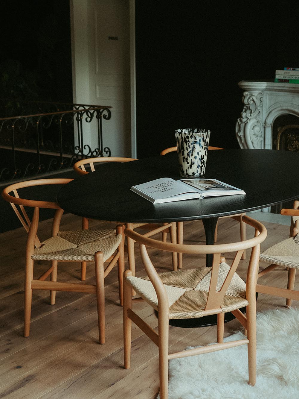 Ervaar de moderniteit en stijl met onze ovale Poppy Tulip tafel, met een verfijnd zwart essenfineer blad van 200cm op 120cm.
